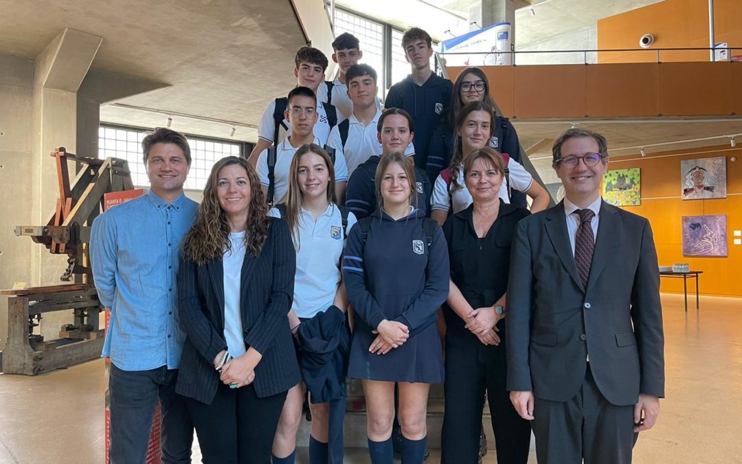 El eurodiputado Domènec Ruiz Devesa se reúne con el alumnado del Colegio Sagrada Familia de Elda que visitará el Parlamento Europeo dentro del programa Euroscola