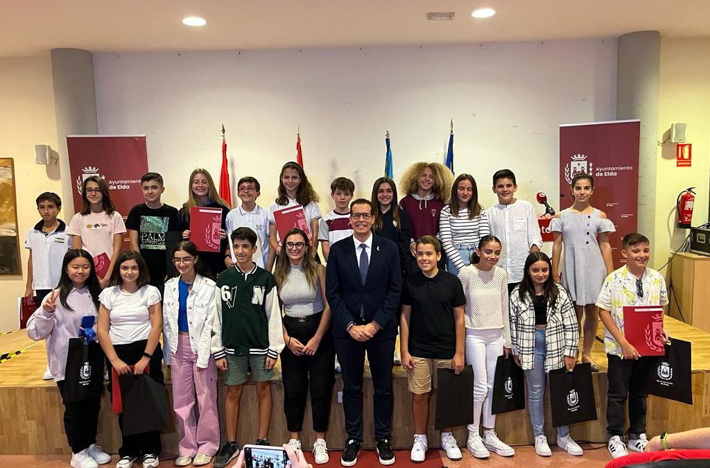 El alcalde Rubén Alfaro entrega los reconocimientos a los 21 alumnos y alumnas de Elda con los mejores expedientes académicos del curso 2022-23
