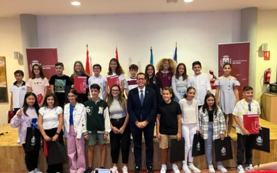 El alcalde Rubén Alfaro entrega los reconocimientos a los 21 alumnos y alumnas de Elda con los mejores expedientes académicos del curso 2022-23