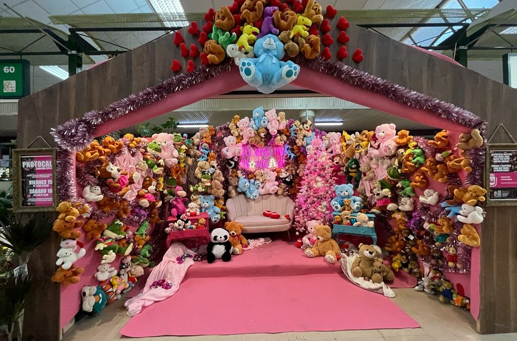 Los niños y niñas que acudan al Mercado Central de Elda con sus familias pueden disfrutar a partir de hoy y hasta el 5 de enero del espectacular ‘photocall’ navideño