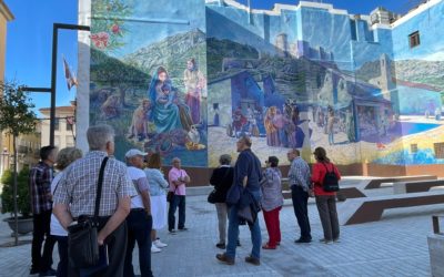 Un grupo de sesenta turistas gallegos visita Elda para recorrer la ciudad y conocer sus espacios públicos y edificios de interés