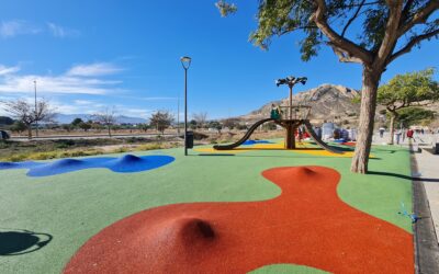 El Ayuntamiento de Elda renueva el caucho y mejora los juegos infantiles de diferentes espacios lúdicos situados en la zona del Sector 9