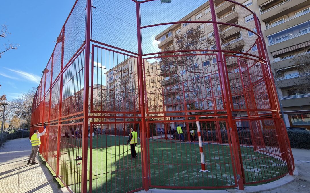El Ayuntamiento de Elda renueva la pista deportiva de la Avenida de Ronda a través de la sustitución del césped artificial y la reparación y pintado del vallado perimetral
