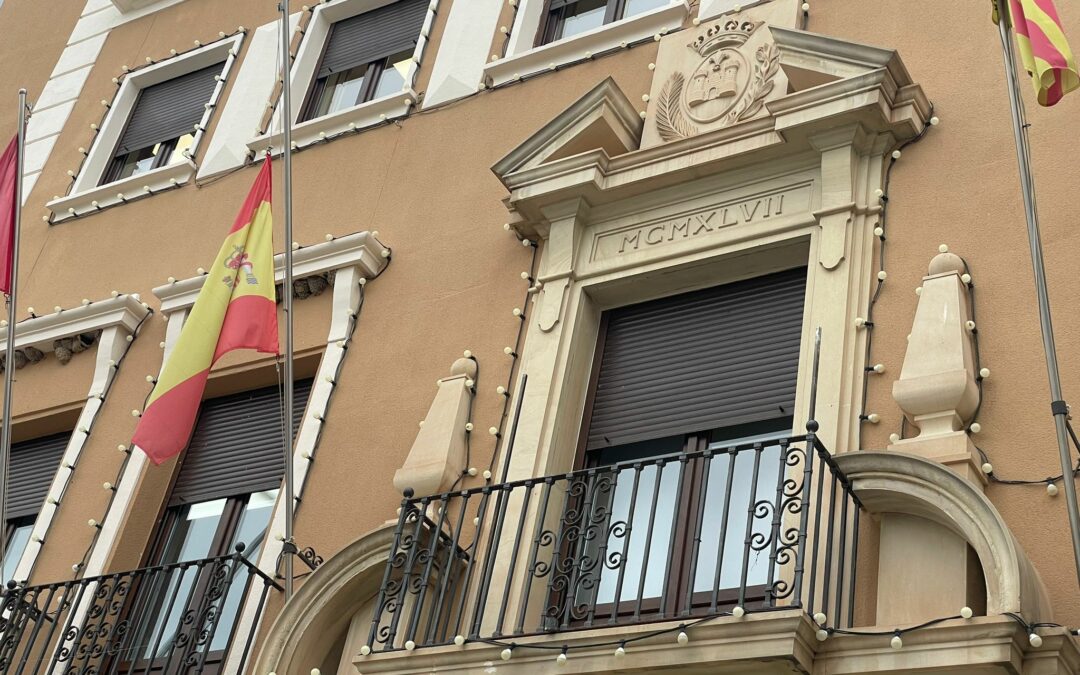La bandera de España en el Ayuntamiento de Elda ondea hoy a media asta en memoria de Jacques Delors, ex presidente de la CE