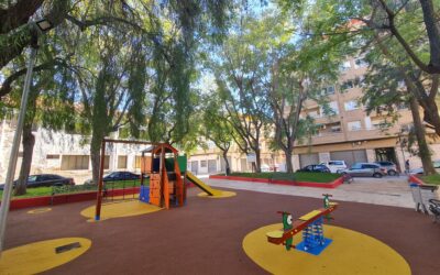 El Ayuntamiento de Elda remodela el jardín del barrio Casa de la Juventud a través de la mejora de la accesibilidad y la renovación integral del área de juegos infantiles