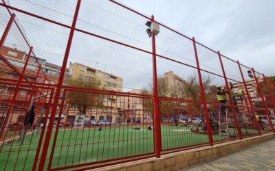 El Ayuntamiento de Elda renueva la pista deportiva del barrio de San Francisco de Sales para mejorar la calidad del césped sintético y aumentar la seguridad de los más pequeños