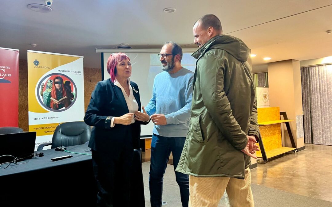 Elia Barceló pone el broche final a la exposición fotográfica ’29 miradas’ con una férrea defensa de los derechos de las mujeres