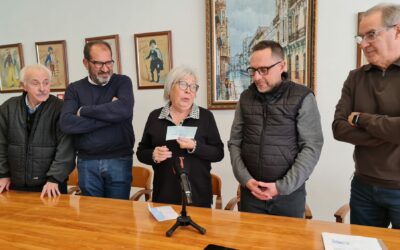 La Junta Central de Comparsas entrega a la Asociación de Familiares y Amigos del Alzheimer de Elda y comarca el dinero obtenido con las representaciones del Tenorio