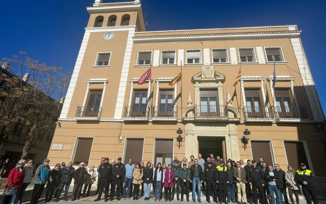 Emotivo minuto de silencio en Elda por la muerte de dos agentes de la Guardia Civil en Barbate