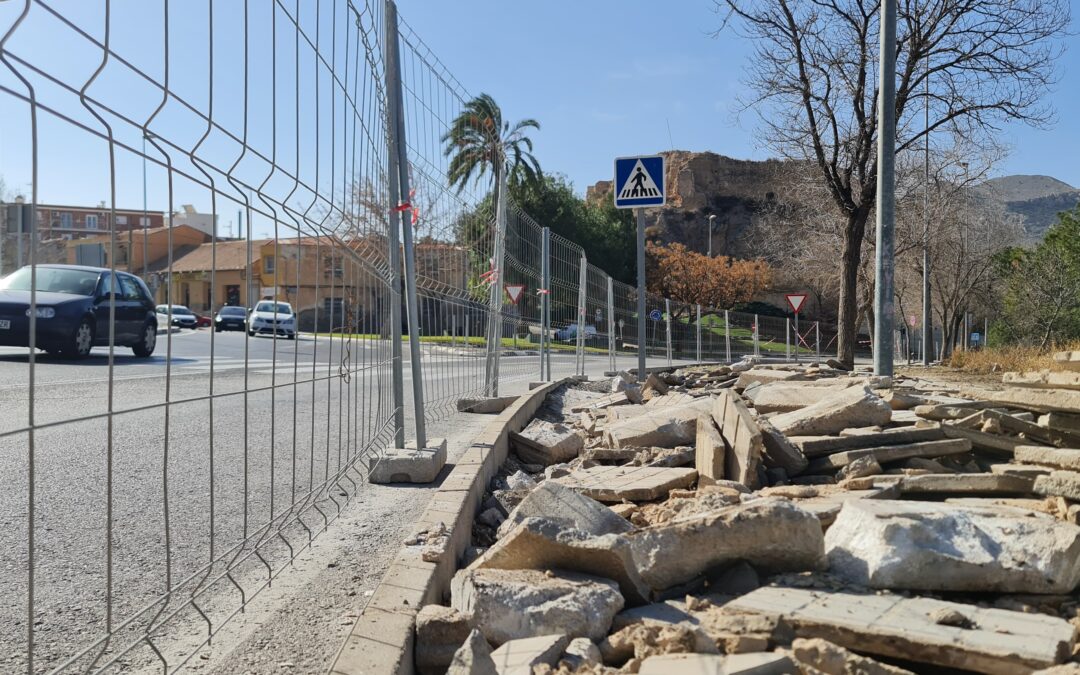 El Ayuntamiento de Elda inicia las obras para la mejora de la accesibilidad en las aceras del Paseo de la Mora que enlazan con la avenida Novo Hamburgo