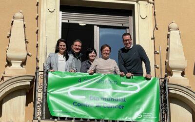 Elda se suma al Día Mundial contra el Cáncer con la colocación de una pancarta en el balcón consistorial y la iluminación de color verde de varios enclaves de la ciudad