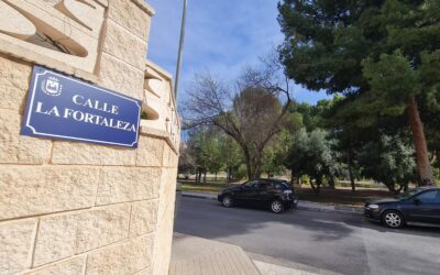 El Ayuntamiento de Elda renueva las placas con el nombre de las calles situadas en los barrios Virgen de la Salud y Molinos de Félix