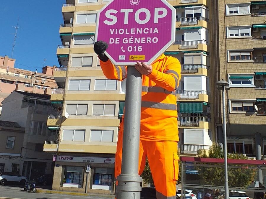 El Ayuntamiento de Elda completa la instalación de señales contra la violencia de género en diferentes puntos de la ciudad