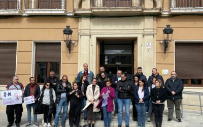 Elda se suma a la celebración del Día Internacional de la Mujer Trabajadora con la lectura de un manifiesto ante el Ayuntamiento