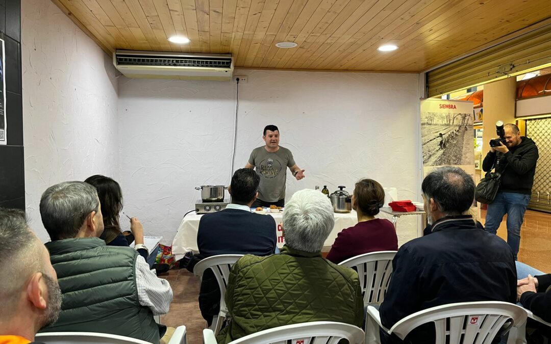 El Mercado Central de Elda acoge un ‘showcooking del chef David Ariza para concienciar sobre el consumo responsable y el comercio de proximidad