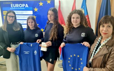El alumnado del Colegio Sagrada Familia y del IES Monastil se unen para celebrar el Día de Europa con la instalación de puntos informativos en el centro de Elda