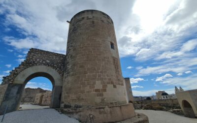Los trabajos de restauración de la barbacana del Castillo de Elda avanzan a buen ritmo y comienzan a apreciarse tras haber llegado ya a su ecuador