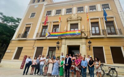 Elda se suma al Día Internacional del Orgullo con la colocación de la bandera arco iris en el Ayuntamiento y la lectura de un manifiesto en defensa de los derechos del colectivo LGTBIQ+
