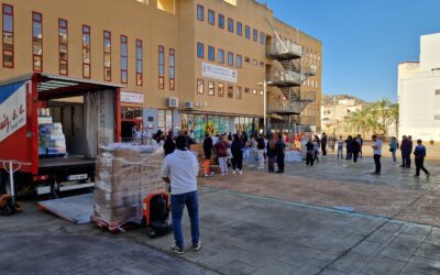 Decenas de voluntarias y voluntarios participan en la clasificación de miles de kilos de ayuda humanitaria aportados por Elda para los afectados por la DANA