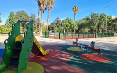 El Ayuntamiento de Elda finaliza los trabajos de renovación de la pista deportiva urbana y la zona de juegos infantiles situadas en los Jardines del Vinalopó