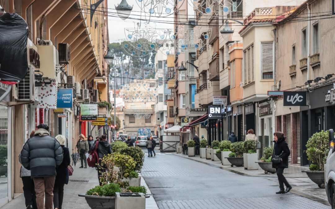 El Ayuntamiento de Elda cierra al tráfico de vehículos una parte de la calle Antonino Vera para impulsar el comercio local y garantizar la seguridad de las personas