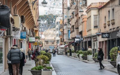 El Ayuntamiento de Elda cierra al tráfico de vehículos una parte de la calle Antonino Vera para impulsar el comercio local y garantizar la seguridad de las personas