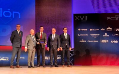 El Ayuntamiento de Elda recibe uno de los premios que FOPA entrega cada año a los mejores proyectos de obra pública por la remodelación de la Plaza de Arriba