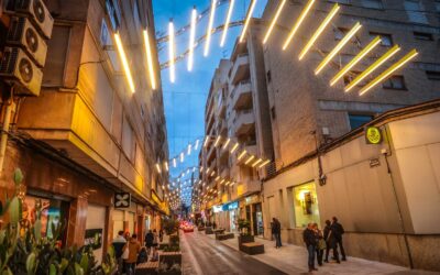 La calle Dahellos completa su transformación en el Bulevar de la Mejor Calzada con nuevo mobiliario urbano, una novedosa iluminación y un homenaje a las veinte mujeres galardonadas