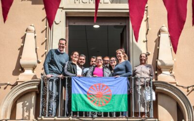 Elda celebra el Día Internacional del Pueblo Gitano con la colocación de su bandera en el Ayuntamiento y la lectura de un manifiesto en el CEIP Miguel Servet