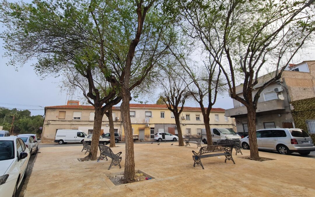 El Ayuntamiento de Elda reforma la plaza de La Comedia, en el barrio de Caliu, para mejorar la accesibilidad y eliminar los daños producidos por las  raíces de los árboles