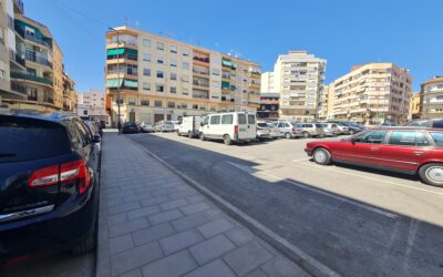 El Ayuntamiento de Elda remodela la acera de la calle La Reina, en el barrio de Las 300, para mejorar la accesibilidad y ofrecer una amplitud adecuada para el paso de las personas