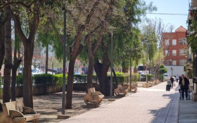 El Ayuntamiento de Elda remodelará el paseo ajardinado del barrio de San Francisco de Sales para aumentar las zonas verdes, mejorar el sistema de riego y renovar el mobiliario urbano
