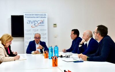 El alcalde de Elda, Rubén Alfaro, se reúne con la dirección de AVECAL para abordar los efectos negativos de la política arancelaria de Donald Trump en la industria del calzado