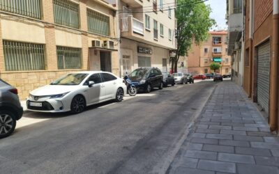 El Ayuntamiento de Elda finaliza las obras de remodelación de las aceras de la calle Plutón para mejorar la accesibilidad al ofrecer una mayor superficie de paso para todas las personas