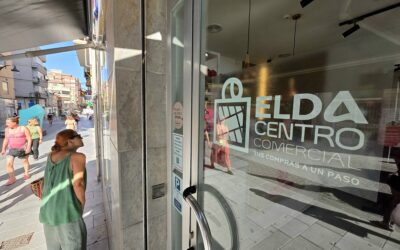El Ayuntamiento de Elda comienza el reparto de los vinilos de la campaña ‘Elda Centro Comercial’ entre más de 350 establecimientos de la ciudad