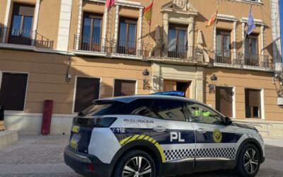 La Policía Local de Elda sanciona a un hombre que vendía cachorros de perro en la vía pública