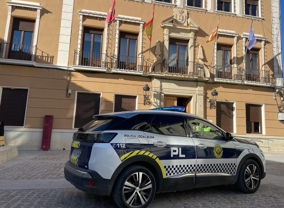 La Policía Local de Elda sanciona a un hombre que vendía cachorros de perro en la vía pública