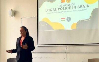 Una agente de la Policía Local de Elda explica su labor como agente tutor durante un encuentro internacional celebrado en la Universidad Ludovika de Budapest