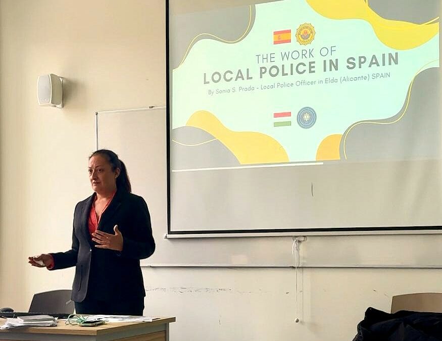 Una agente de la Policía Local de Elda explica su labor como agente tutor durante un encuentro internacional celebrado en la Universidad Ludovika de Budapest