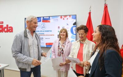 Elda se une a la celebración del Día Mundial de la Diabetes con la lectura de un manifiesto y la iluminación de color azul de diferentes enclaves de la ciudad