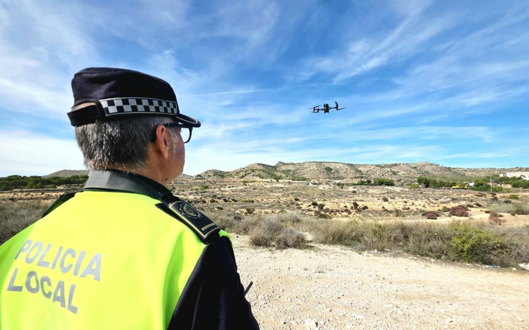 La Policía Local de Elda identifica y sanciona al responsable de un vertido de escombros junto a unos contenedores en la zona del Hospital