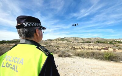 La Policía Local de Elda identifica y sanciona al responsable de un vertido de escombros junto a unos contenedores en la zona del Hospital