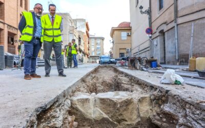 Las obras de reurbanización del entorno de la iglesia de Santa Ana avanzan a buen ritmo y sacan a la luz restos del pasado que permiten conocer más detalles de la historia de Elda