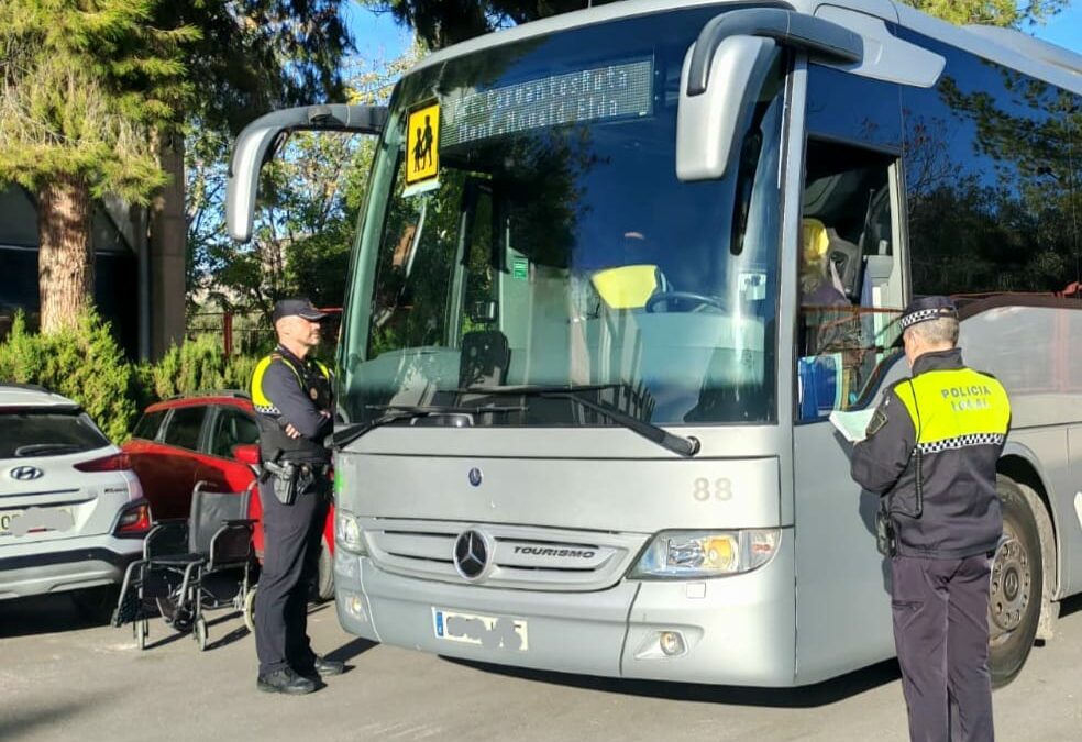 La Policía Local de Elda se suma a la campaña de control de autobuses de transporte escolar puesta en marcha por la DGT