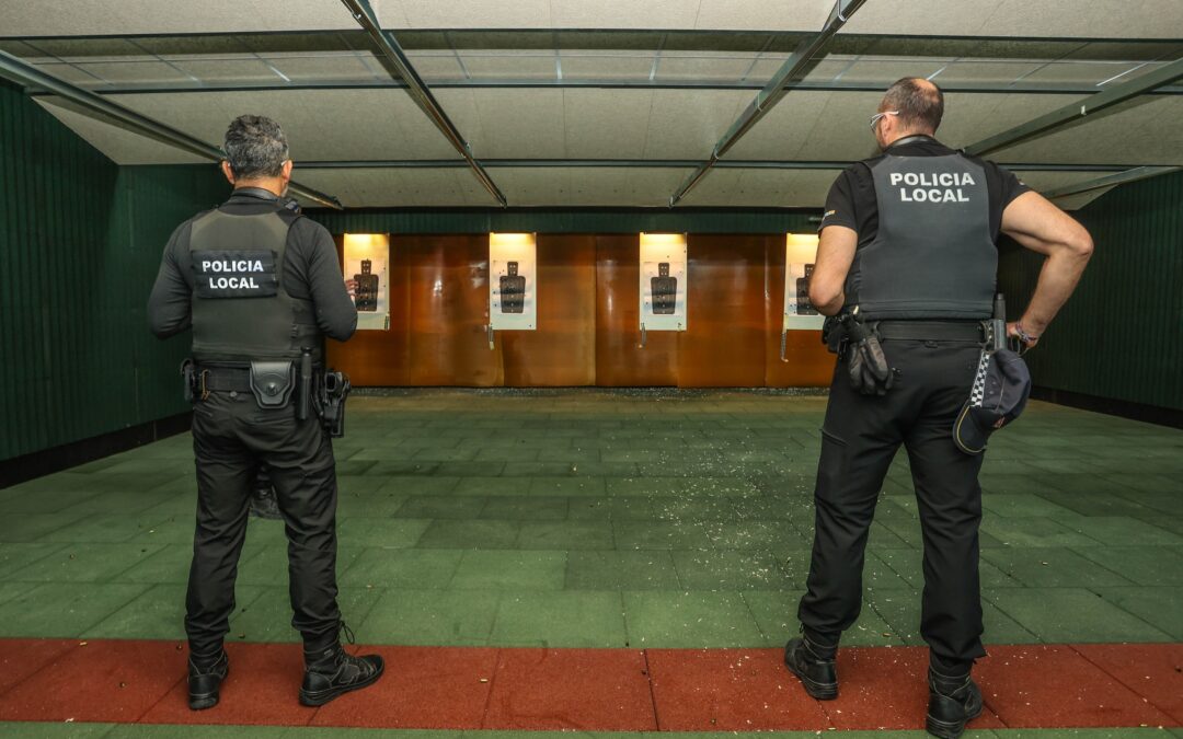 La Policía Local de Elda  ya tiene a su disposición una galería de tiro en la que sus agentes pueden realizar prácticas y mejorar su formación