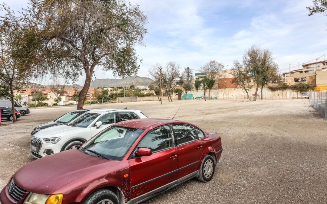El Ayuntamiento de Elda habilita a partir de hoy el aparcamiento de la antigua fábrica de Emérito Maestre de manera provisional para dar cabida a más de 90 vehículos