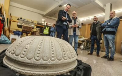 Los trabajos de reurbanización que se realizan en el entorno de la iglesia de Santa Ana sacan a la luz una pila benditera del antiguo templo