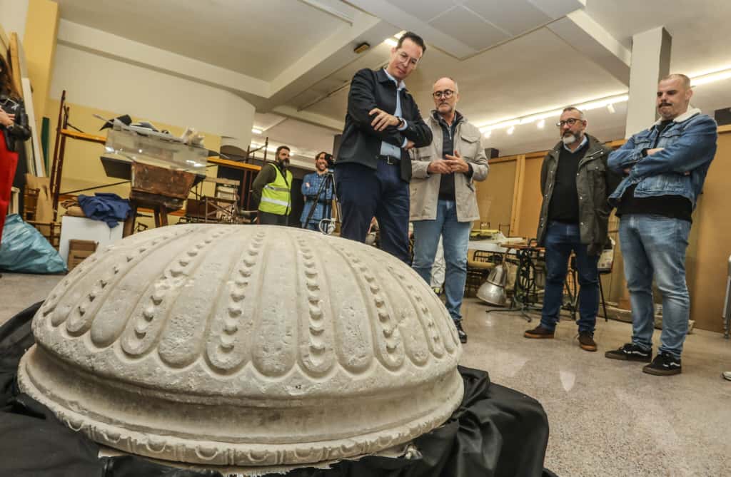 Los trabajos de reurbanización que se realizan en el entorno de la iglesia de Santa Ana sacan a la luz una pila benditera del antiguo templo