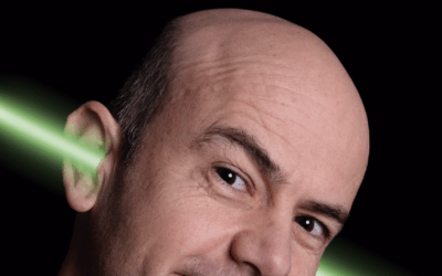 El mago y monologuista Jandro llega este domingo al Teatro Castelar con un espectáculo cargado de humor y efectos de gran impacto