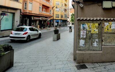 El Ayuntamiento de Elda sanciona por segunda vez a una empresa por colocar carteles publicitarios ilegales en fachadas y mobiliario urbano de la ciudad